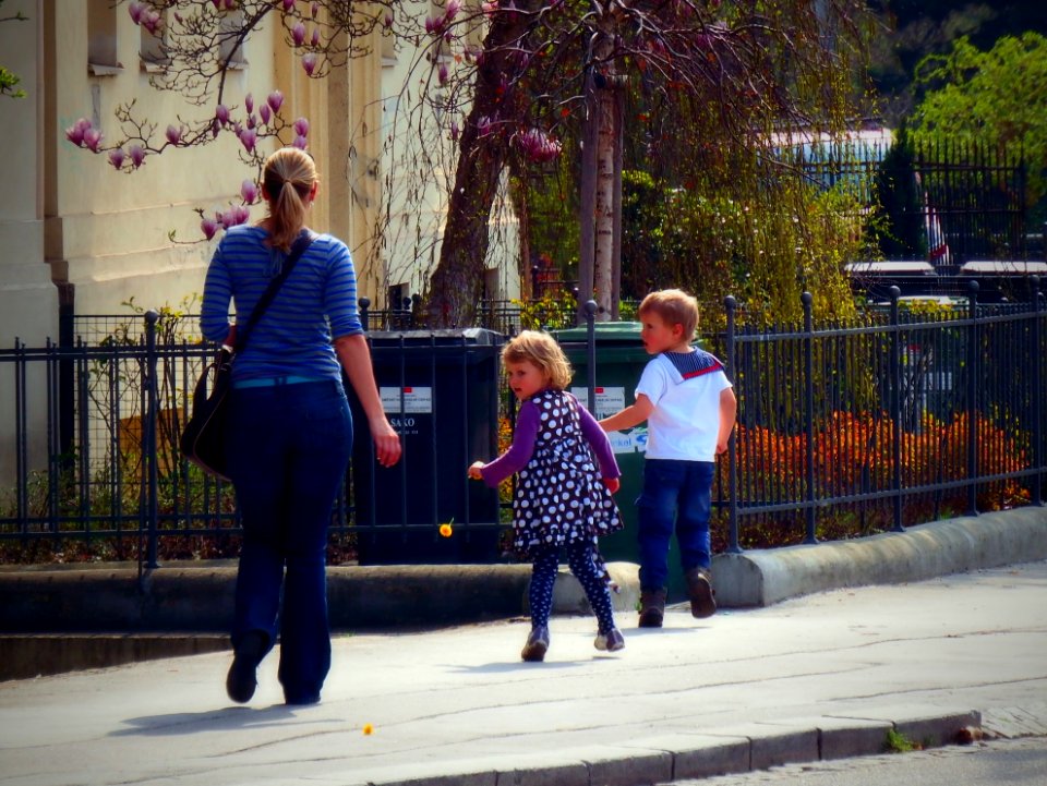 Mother, Children and Spring