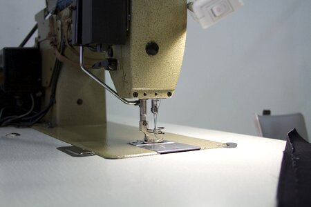 Machine thread tailor photo