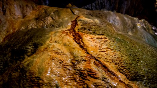 grotte fontaine petrifiante