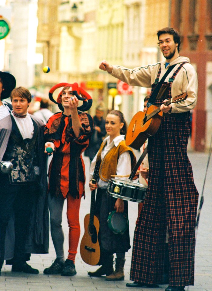 Praktica MTL 5 + Pentacon Electric 4/200 MC - Jugglers 1