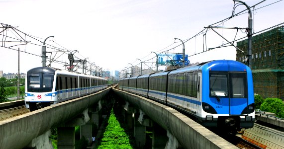 line 8, Shanghai metro.上海地铁8号线浦江站。6/7编组列车进出站。