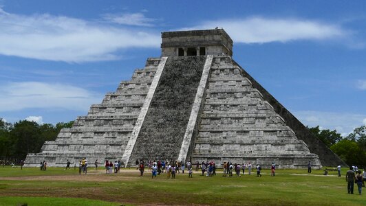Cichen-itza monument tourists