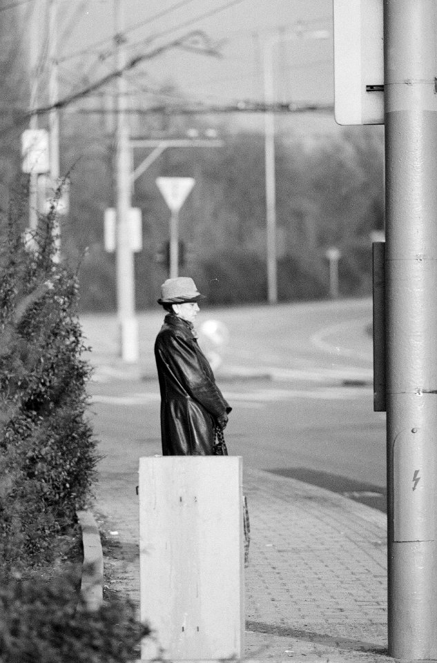 Praktica MTL 5 + Pentacon Electric 4/200 MC - Lady at Bus Stop 1