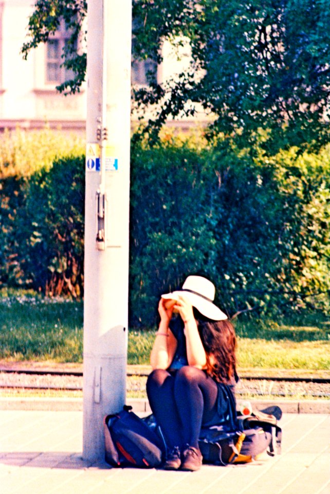 Praktica MTL 5 + Pentacon Electric 4/200 MC - Sitting Girl in the Hat 1
