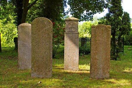 Graves stone silent