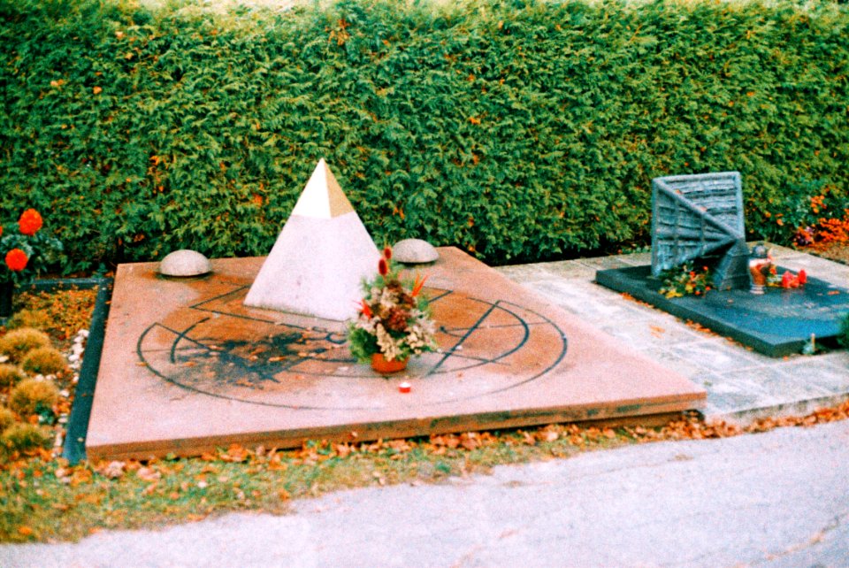 Canon EOS 30 - Crossbird Film - Grave of Mathematician