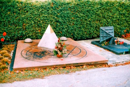 Canon EOS 30 - Crossbird Film - Grave of Mathematician