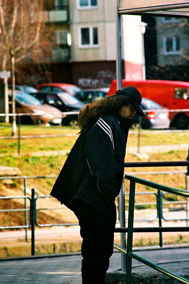 Praktica MTL 5 + Pentacon Electric 4/200 MC - Man Looking Down