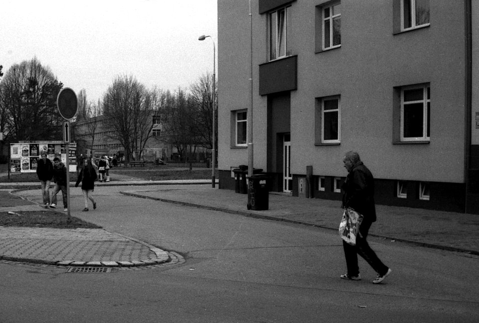 Lomo 135 VS - Man Crossing the Street