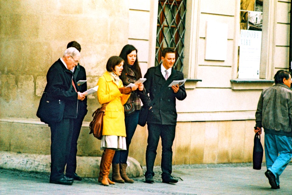 Praktica MTL 5 + Pentacon Electric 4/200 MC - Group of People Singing about Jesus 1