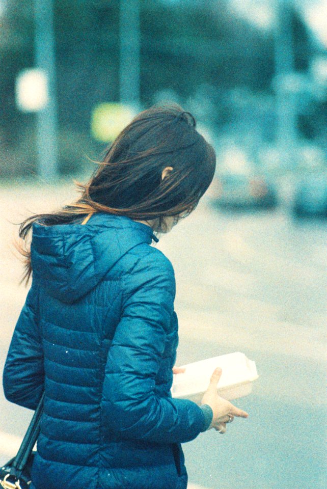 Praktica MTL 5 + Pentacon Electric 4/200 MC - Young Woman with a White Box