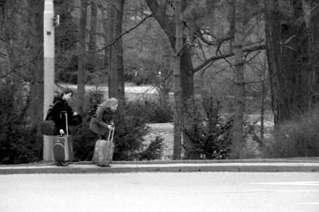 Praktica BC1 with Pentacon Prakticar 2,8/135 - Girls with Heavy Luggages