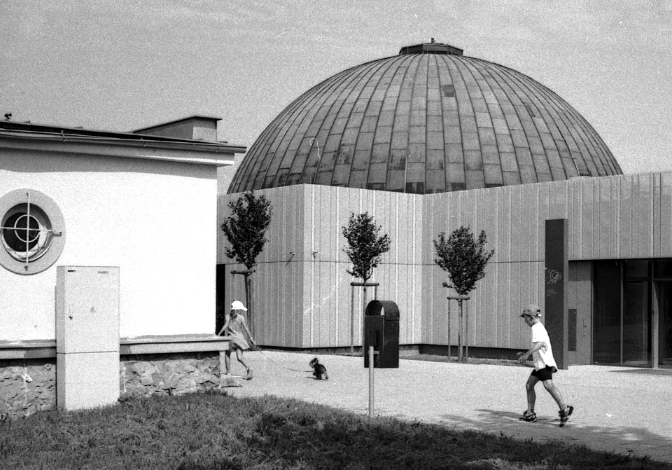 Lomo 135VS - Children in front of Brno Observatory and Planetarium 2