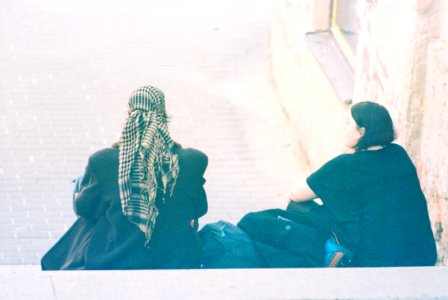 Praktica MTL 5 + Pentacon Electric 4/200 MC - Couple Sitting on Stairs