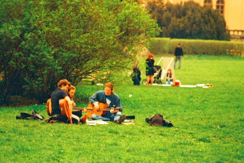 Praktica MTL 5 + Pentacon Electric 4/200 MC - Guitar Players in Lužánky Park