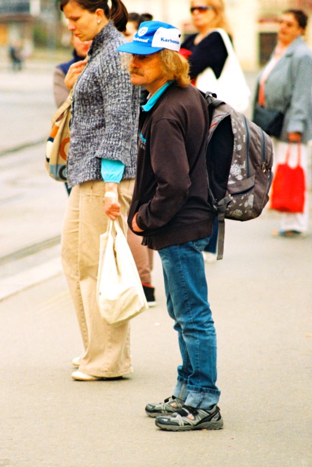 Praktica MTL 5 + Pentacon Electric 4/200 MC - Tram Stop Scene with Little Man