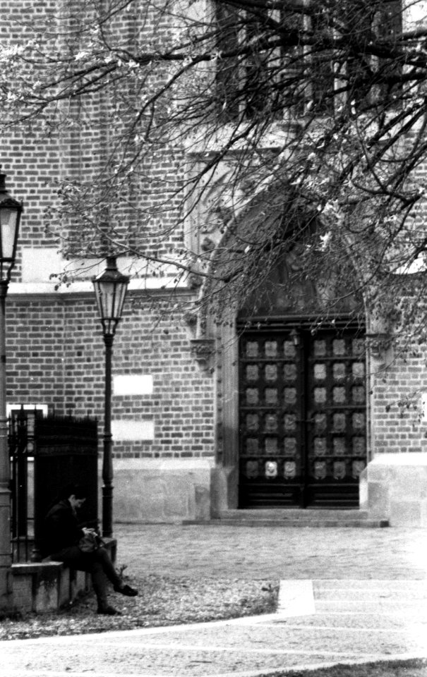 Praktica MTL 5 + Pentacon Electric 4/200 MC - Woman in front of Basilica