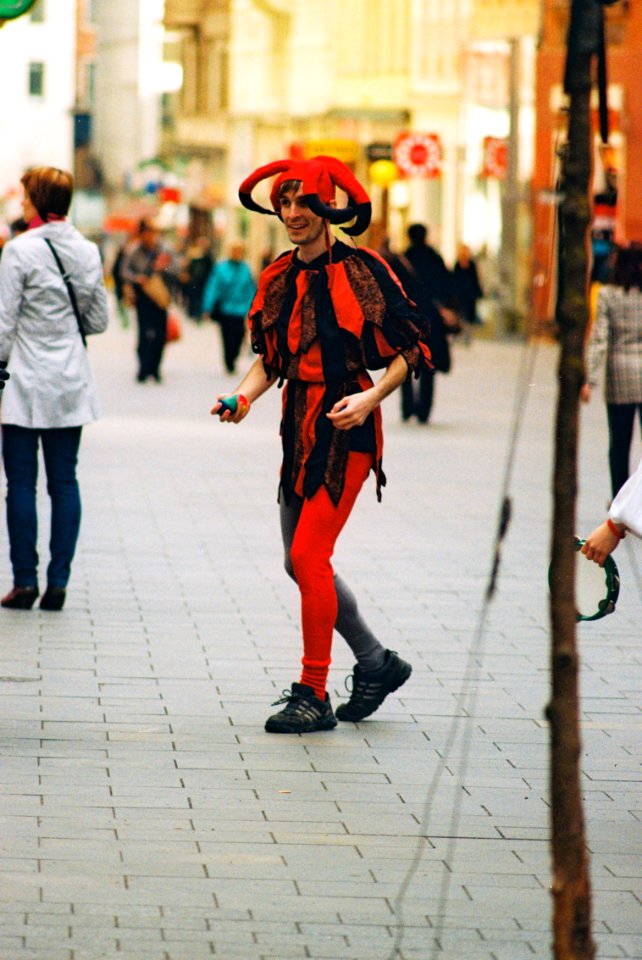 Praktica MTL 5 + Pentacon Electric 4/200 MC - Juggler