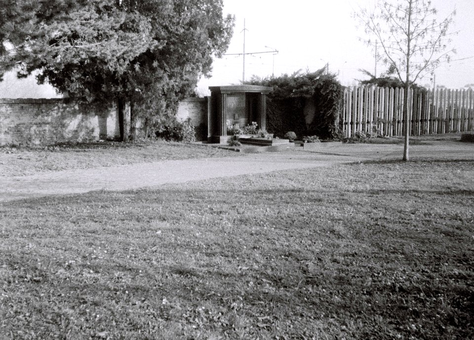 Chaika 3 - Lonely Grave at Central Cemetery of Brno