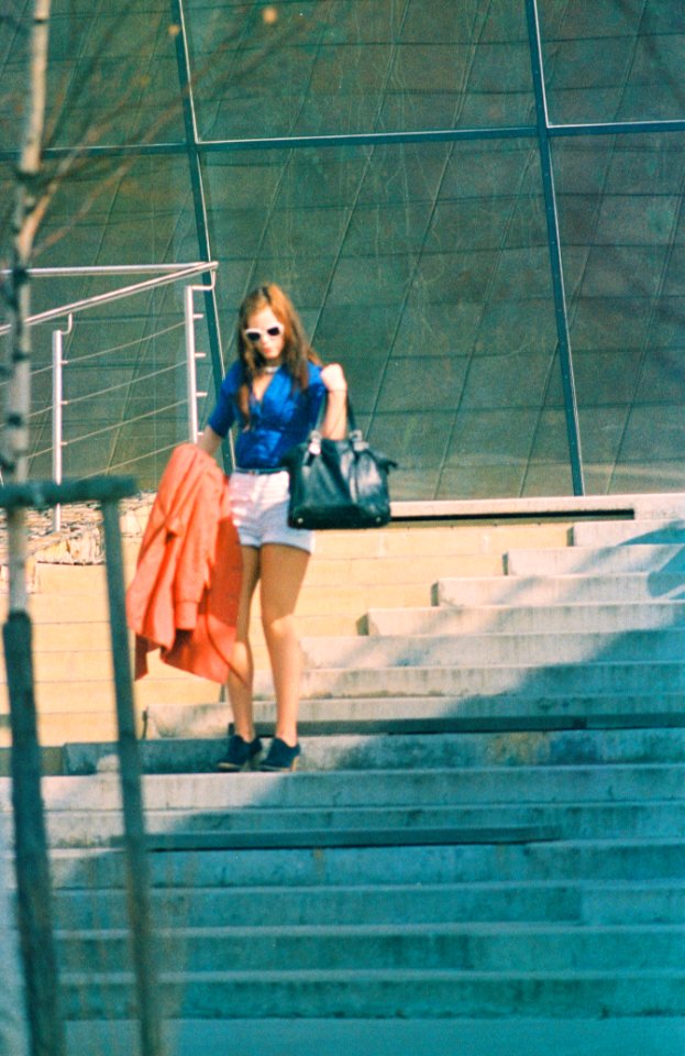 Praktica MTL 5 + Pentacon Electric 4/200 MC - Student Gouing Downstairs