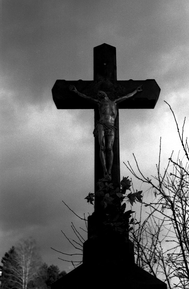 Kiev 4 + Jupiter-8 - Crucifix at the Entrance to Písečník Colony 2