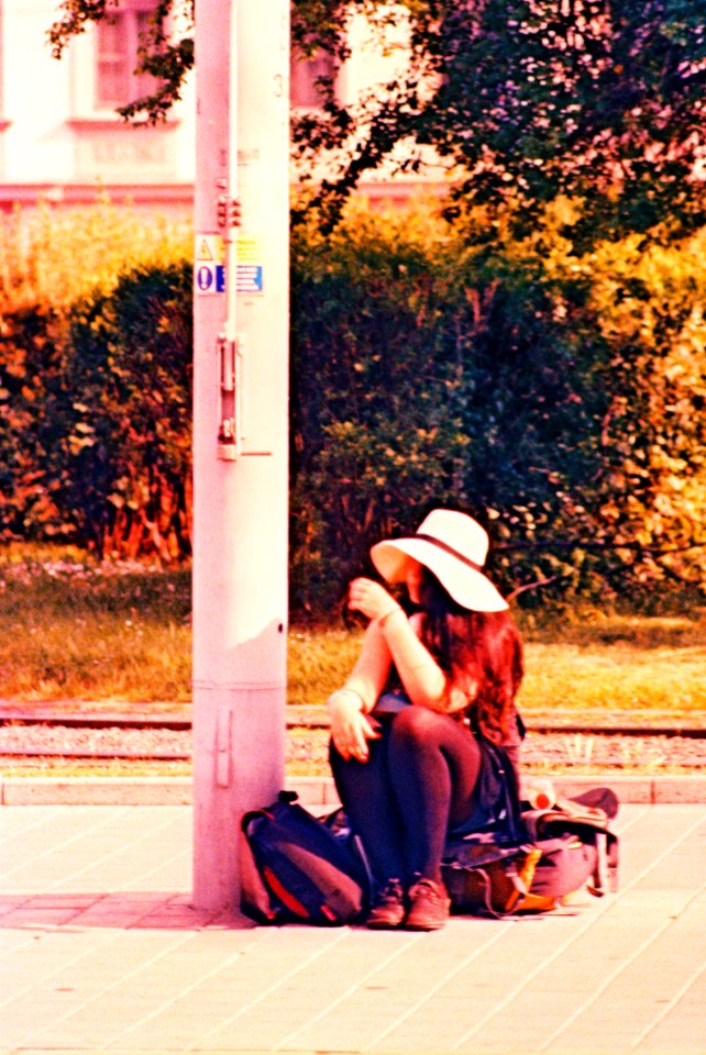Praktica MTL 5 + Pentacon Electric 4/200 MC - Sitting Girl in the Hat 2
