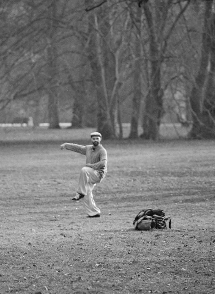 Praktica MTL 5 + Pentacon Electric 4/200 MC - Man Practising T'ai chi in the Park 2