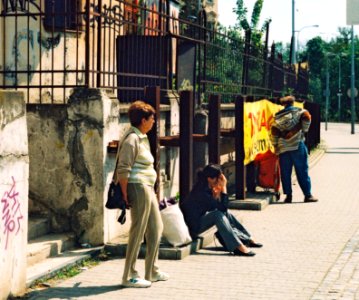 Praktica MTL 5 +  Helios 44-2 2/58 - People at Bus Stop in Sunlight