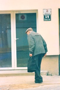 Praktica MTL 5 + Pentacon Electric 4/200 MC - Old Man Coming Home