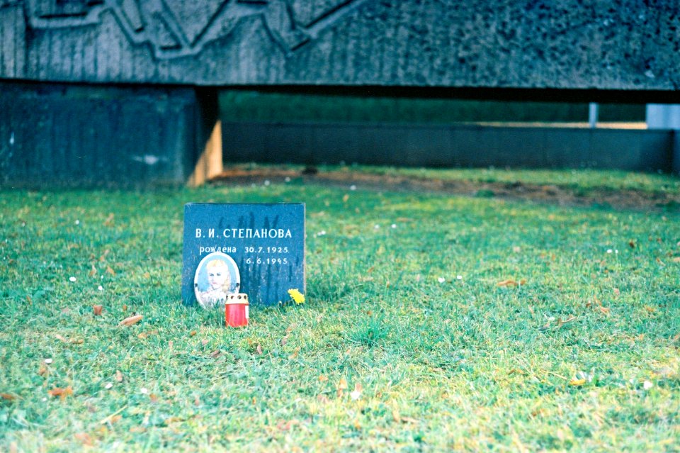 Kiev 4 + Helios 103 - Grave of 20 Years Old Soviet Woman Soldier