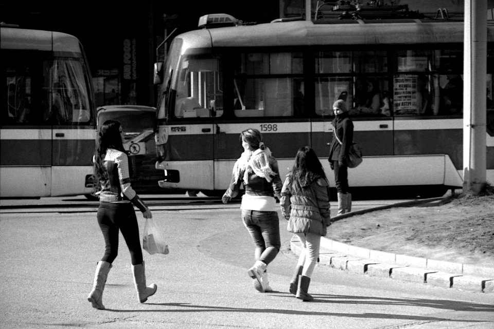Praktica BC1 with Pentacon Prakticar 2,8/135 - Girls Crossing the Street