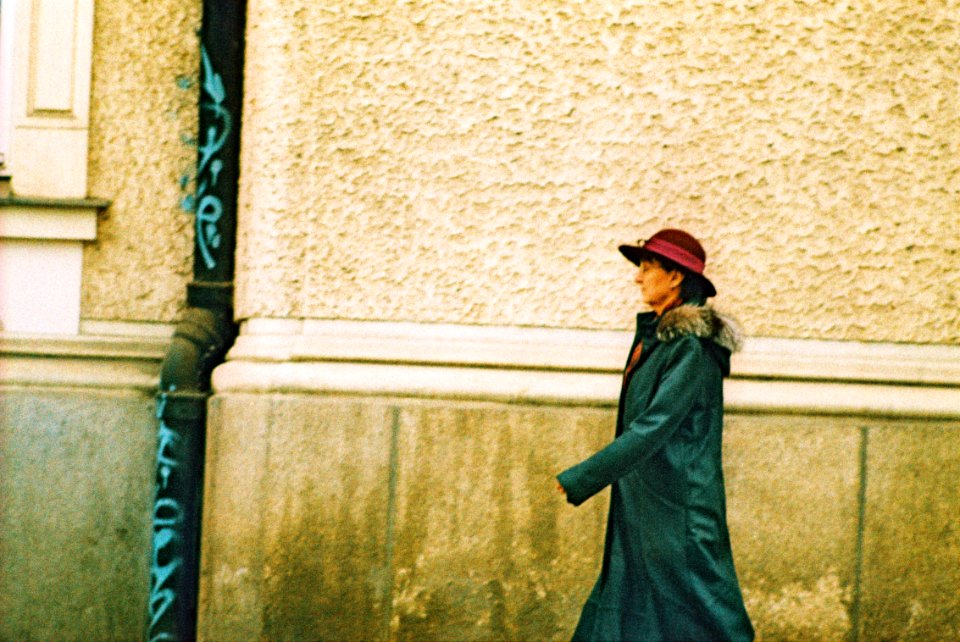 Praktica MTL 5 + Pentacon Electric 4/200 MC - Walking Woman