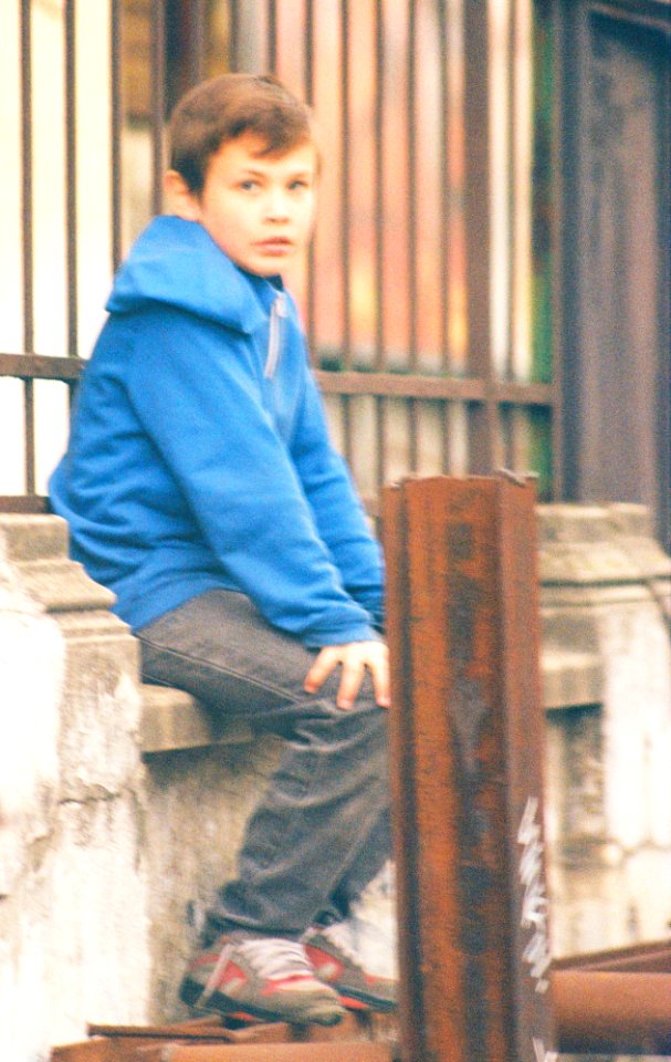 Praktica MTL 5 + Pentacon Electric 4/200 MC - Boy on Low Wall
