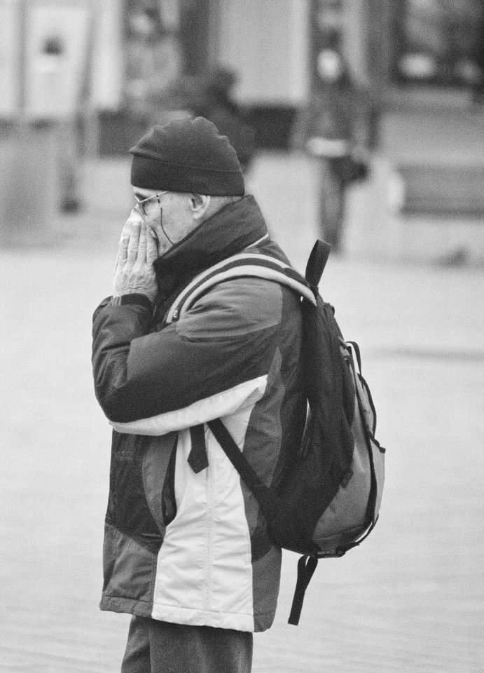 Praktica MTL 5 + Pentacon Electric 4/200 MC - Man Using a Tissue