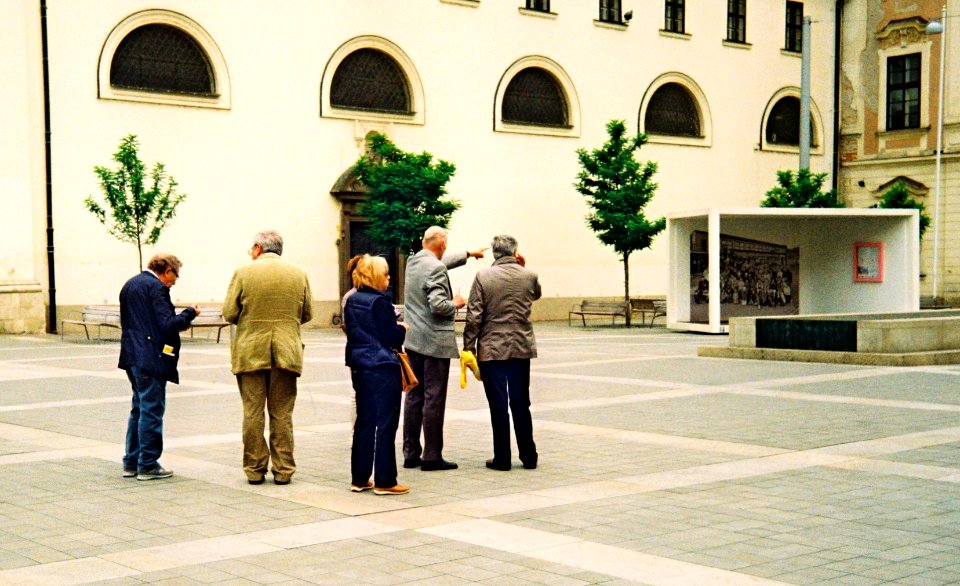 Kiev 4 + Jupiter-12 35/2,8 - Tourists on Moravian Square