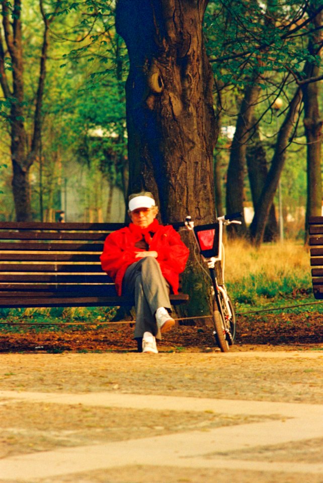 Praktica MTL 5 + Pentacon Electric 4/200 MC - Woman and Her Bike in Red