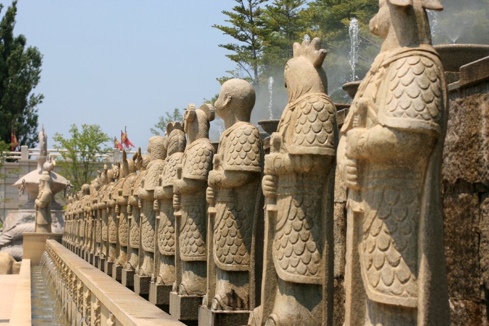 Statue zodiac racing