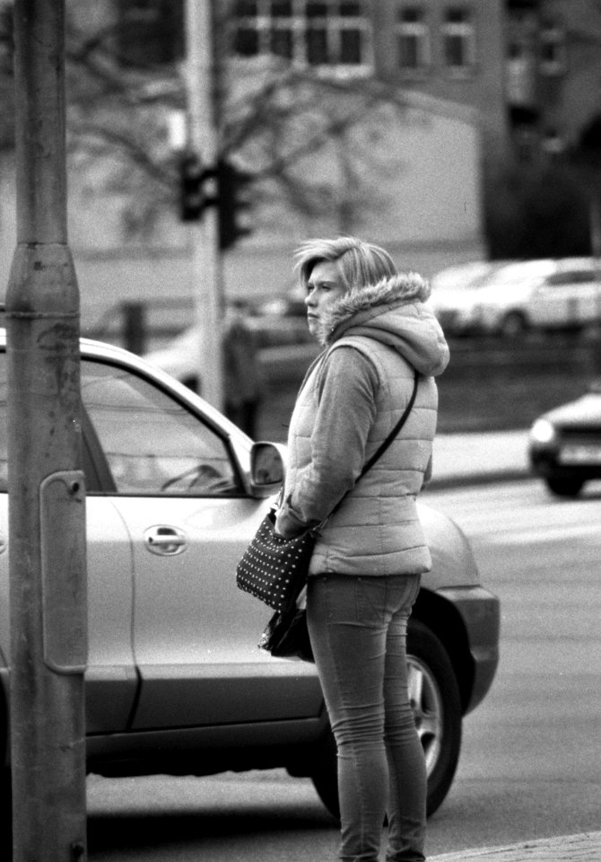 Praktica MTL 5 + Pentacon Electric 4/200 MC - Woman at Crosswalk
