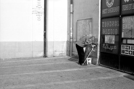 Canon EOS 30 with Canon EF 50mm f/1,8 II - Old Man at Exchange Office