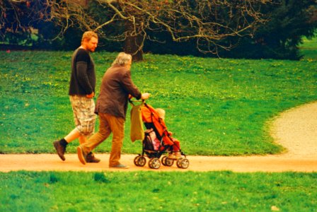 Praktica MTL 5 + Pentacon Electric 4/200 MC - Two Men with a Baby 2