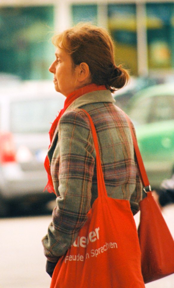 Praktica MTL 5 + Pentacon Electric 4/200 MC - Woman with Red Bags