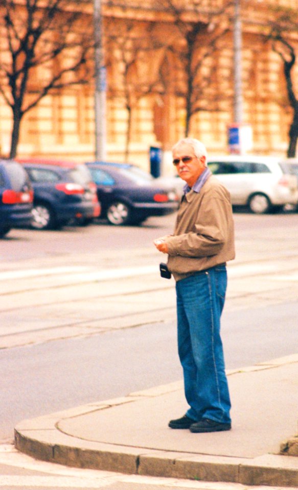 Praktica MTL 5 + Pentacon Electric 4/200 MC - Man at the Corner