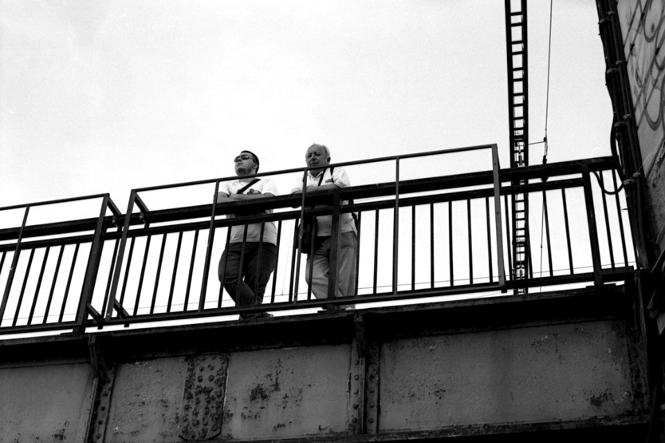 Canon EOS 30 with Canon EF 50mm f/1,8 II - Men on the Bridge