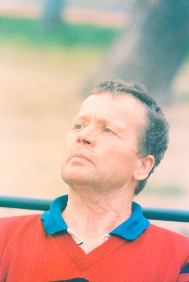 Praktica MTL 5 + Pentacon Electric 4/200 MC - Man Looking Up