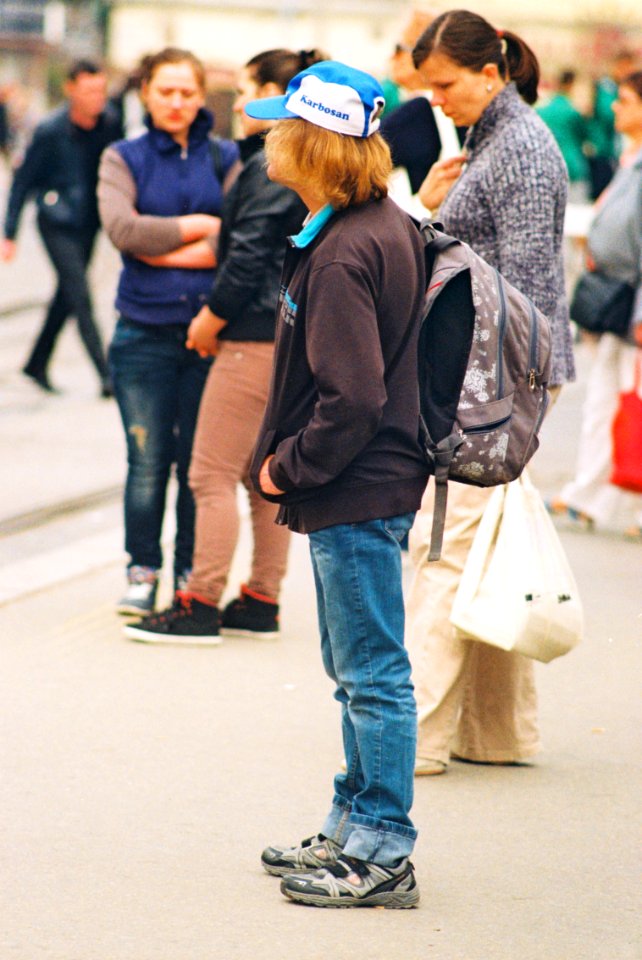 Praktica MTL 5 + Pentacon Electric 4/200 MC - Tram Stop Scene 2