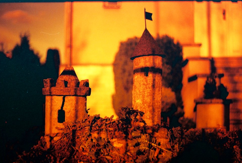 Praktica BC1 - Redscale - Garden castle 2