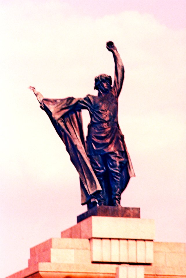 Praktica MTL 5 + Pentacon Electric 4/200 MC - Statue of Red Army Soldier by Vincenc Makovský