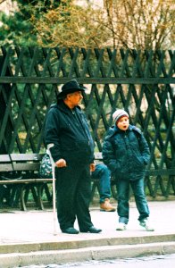 Praktica MTL 5 + Pentacon Electric 4/200 MC - People at Bus Stop