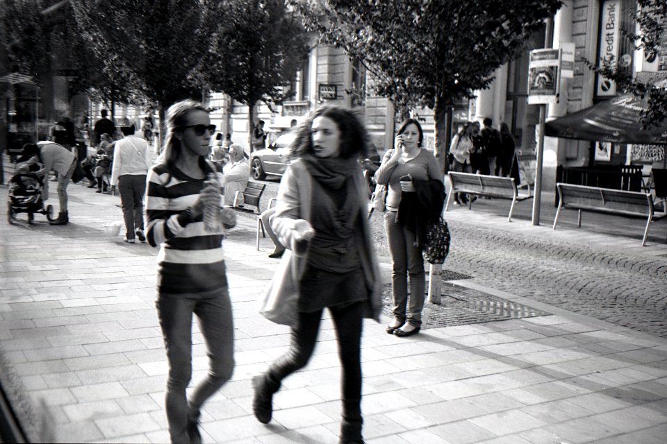 Minolta Hi-Matic G - Chatting Girls
