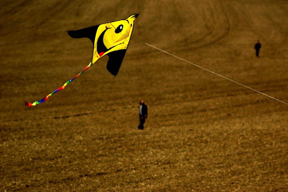 Sony Alpha A230 with Pentacon Electric 4/200 MC - Leftist Picnic in Medlánky Hills - Flying Kites 04